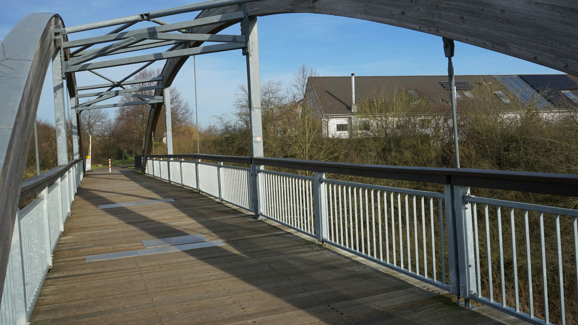 Etwa einen Monat lang ist die K39n gesperrt, weil die alte Holzbrücke über der Straße saniert wird.