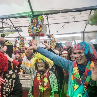 Kostümierte Menschen feiern nach dem Weiberzug in Schlebusch im Festzelt.
