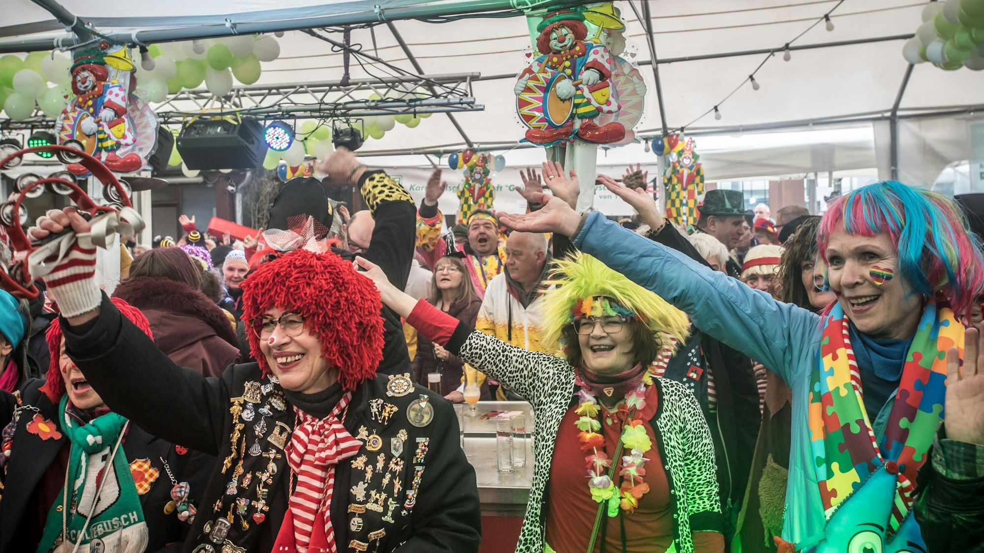 Kostümierte Menschen feiern nach dem Weiberzug in Schlebusch im Festzelt.