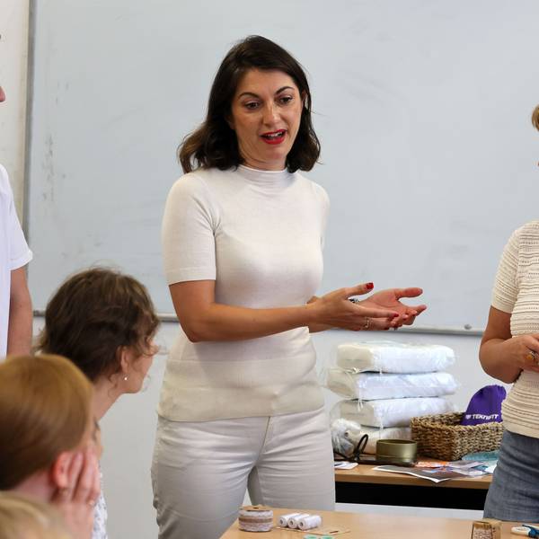 Emitis Pohl mit ukrainischen Kindern bei der Arbeit für ihren Verein „Sei stark“