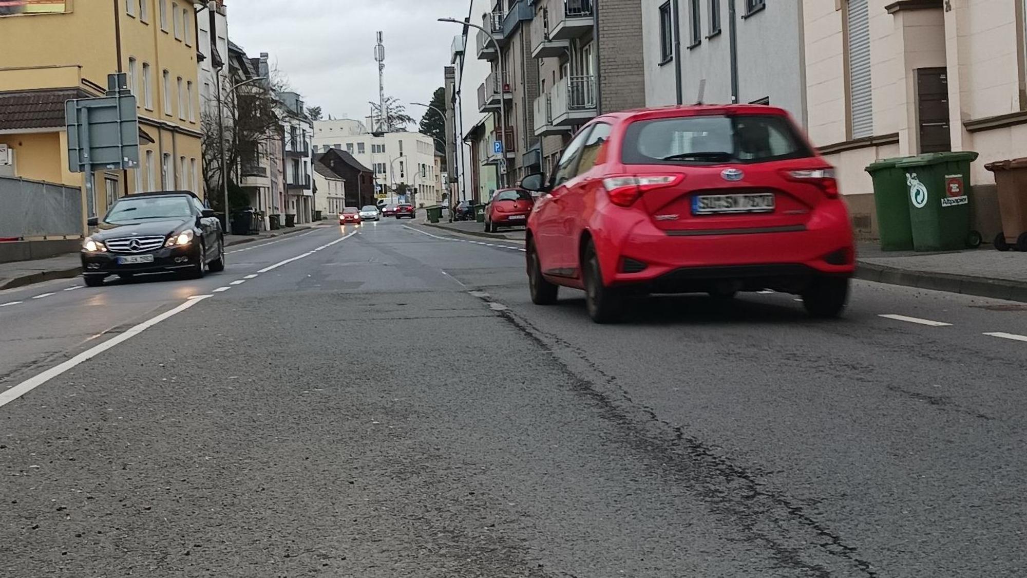 Geflickter Asphalt einer Autostraße