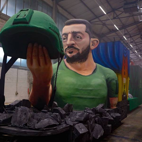 Eine Skulptur von Wolodymyr Selenskyj auf einem Rosenmontagsgzug.