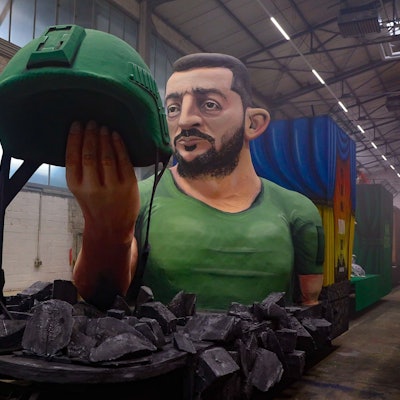 Eine Skulptur von Wolodymyr Selenskyj auf einem Rosenmontagsgzug.