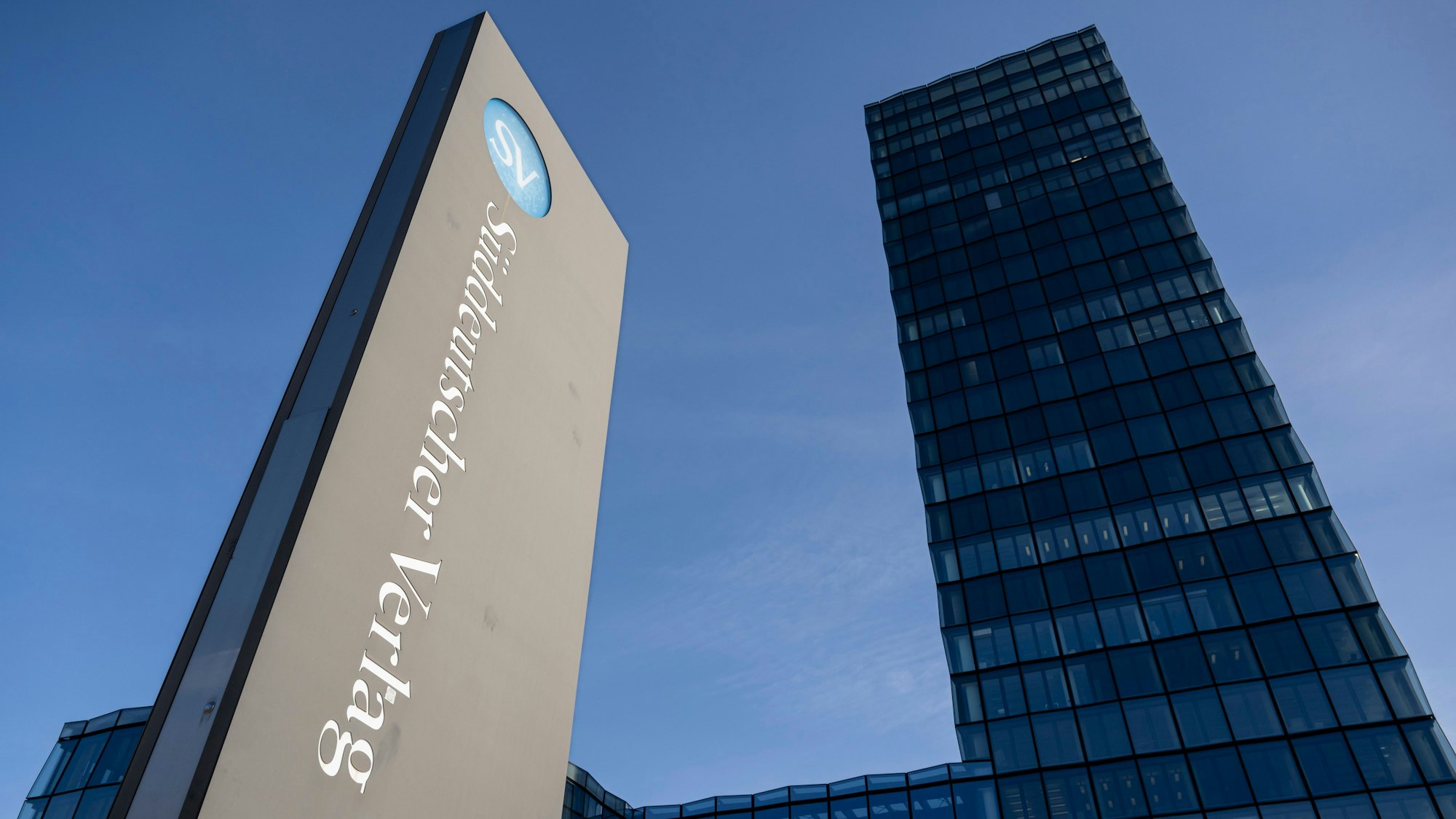 05.02.2024, Bayern, München: Blick auf das Verlagsgebäude des Süddeutschen Verlages. Der Süddeutsche Verlag ist als Medienunternehmen in vielen Geschäftsfeldern aktiv. Sein wichtigstes Objekt ist die Süddeutsche Zeitung. (zu dpa: «Doktorarbeit-Plagiatsprüfung bei «SZ» von Portal «Nius» beauftragt») Foto: Peter Kneffel/dpa +++ dpa-Bildfunk +++