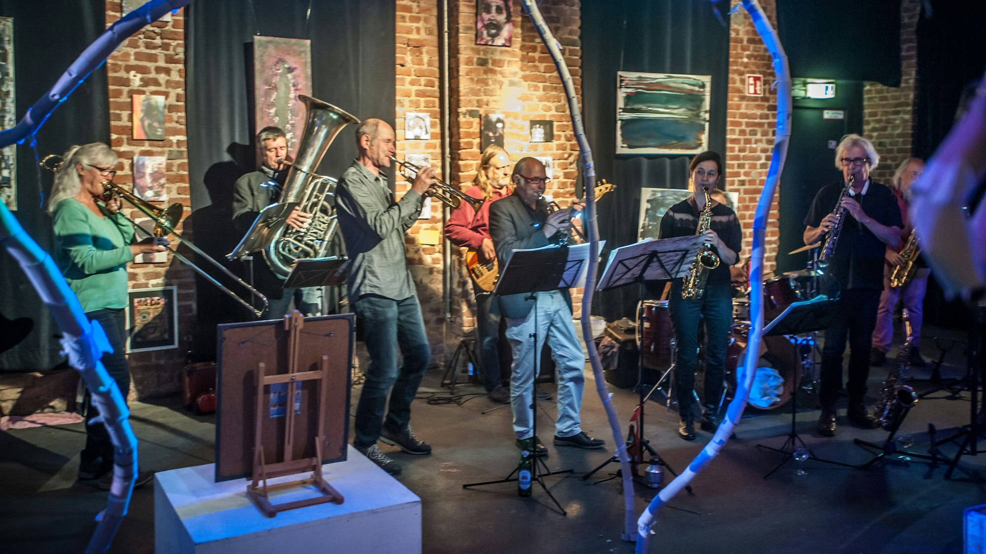 Man sieht das Orchester "Pension Tina" im Kulturausbesserungswerk Leverkusen.