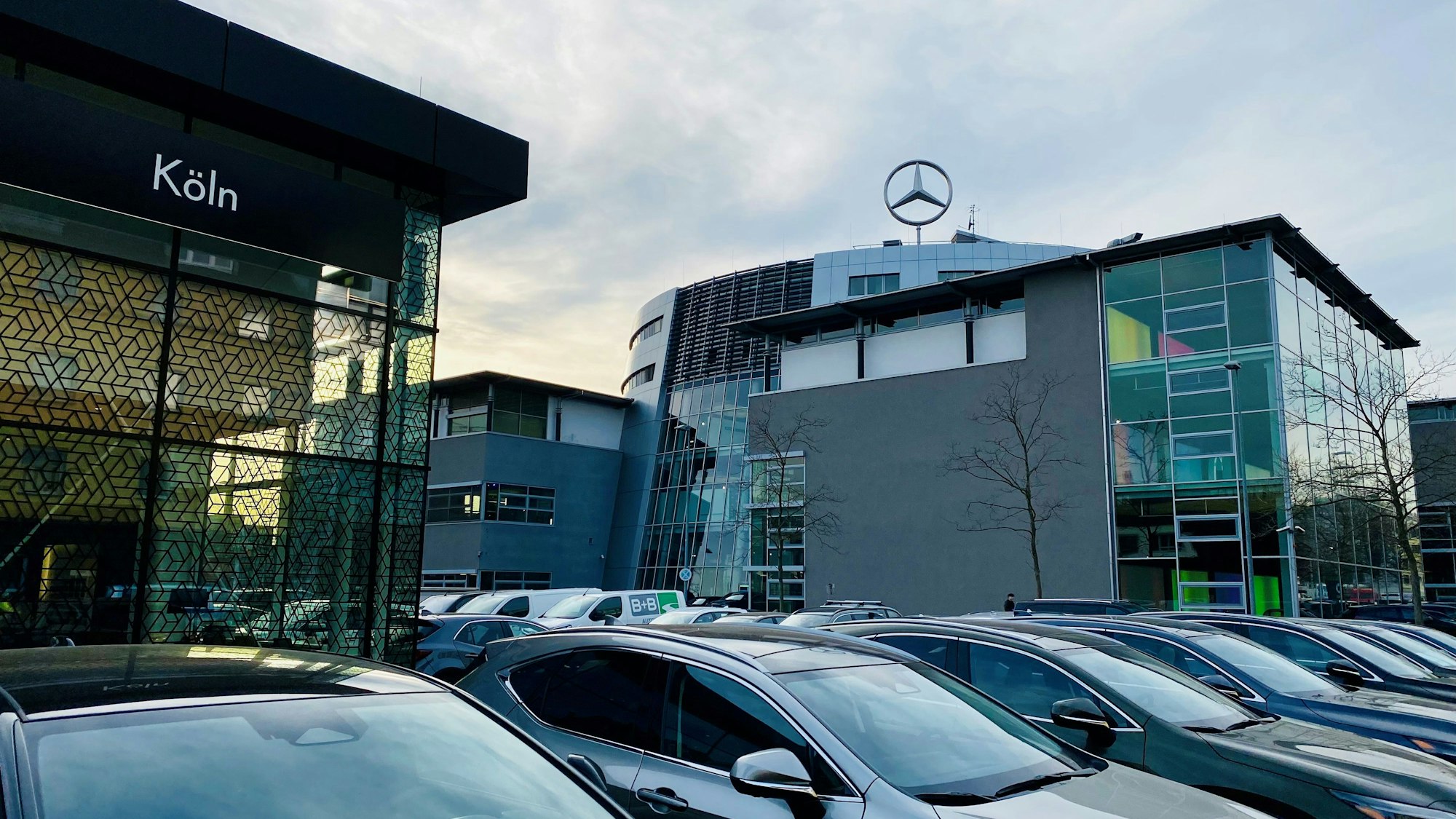 Die Mercedes-Niederlassung an der Widdersdorfer Straße