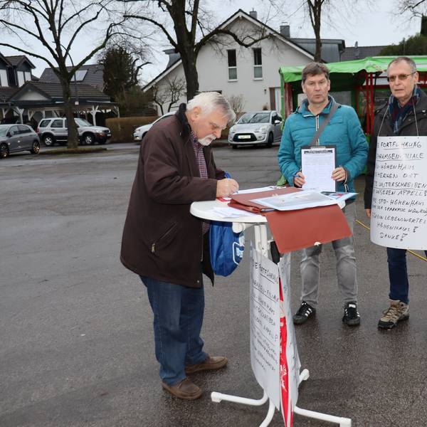 Dominik Zier (2.v.l.) und Herbert Mück (r.) sammelten Unterschriften für den Erhalt der Sparkassenfiliale Höhenhaus. Foto: Uwe Schäfer