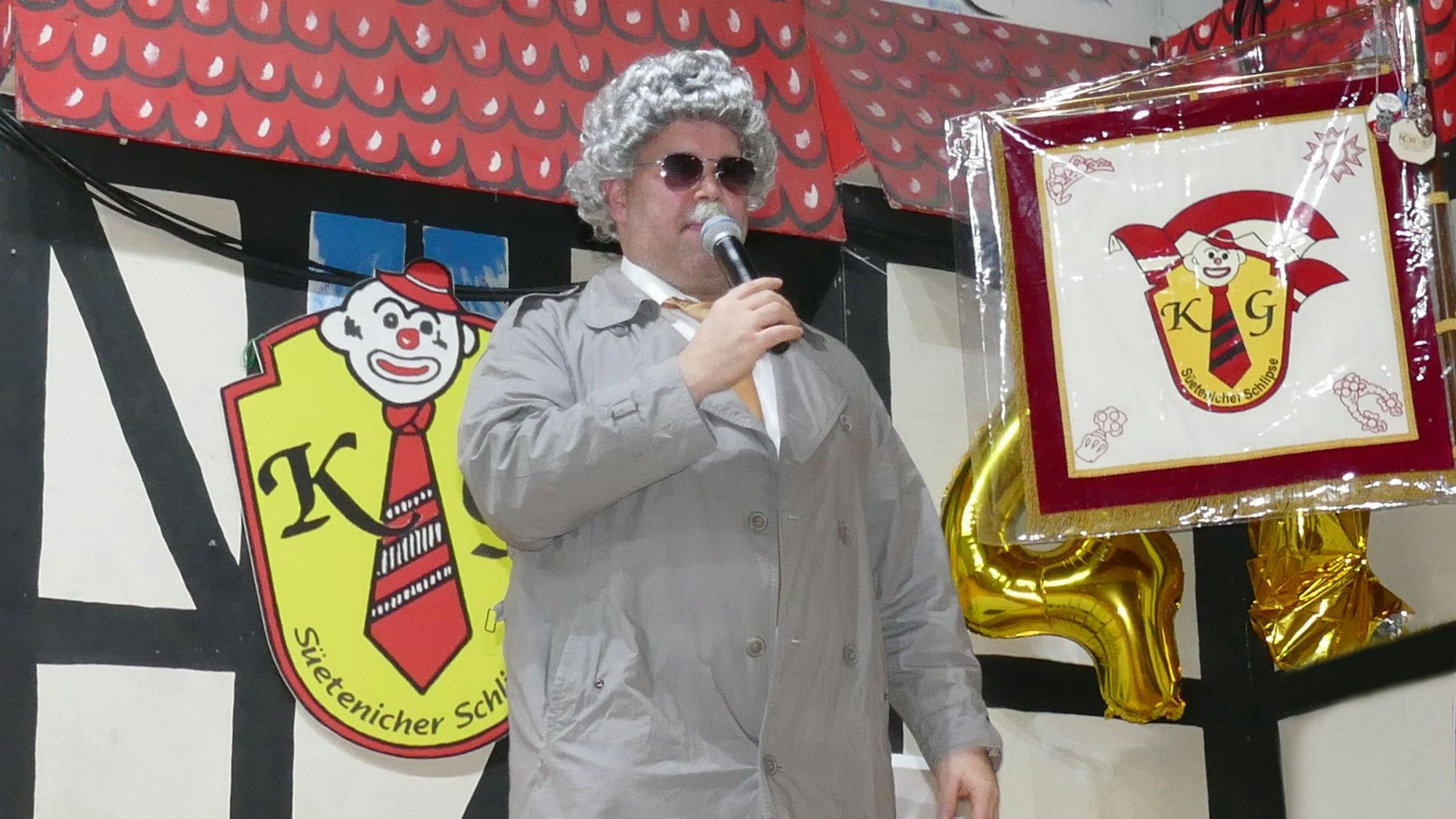 Erik Hensch steht als Horst Schlämmer verkleidet mit Mikro auf der Bühne.