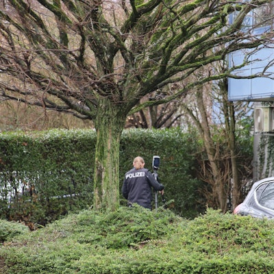 Mehrere bewaffnete Männer haben eine Spedition in Troisdorf an der Josef-Kitz-Straße überfallen und einen Transporter mit Paketen gestohlen.