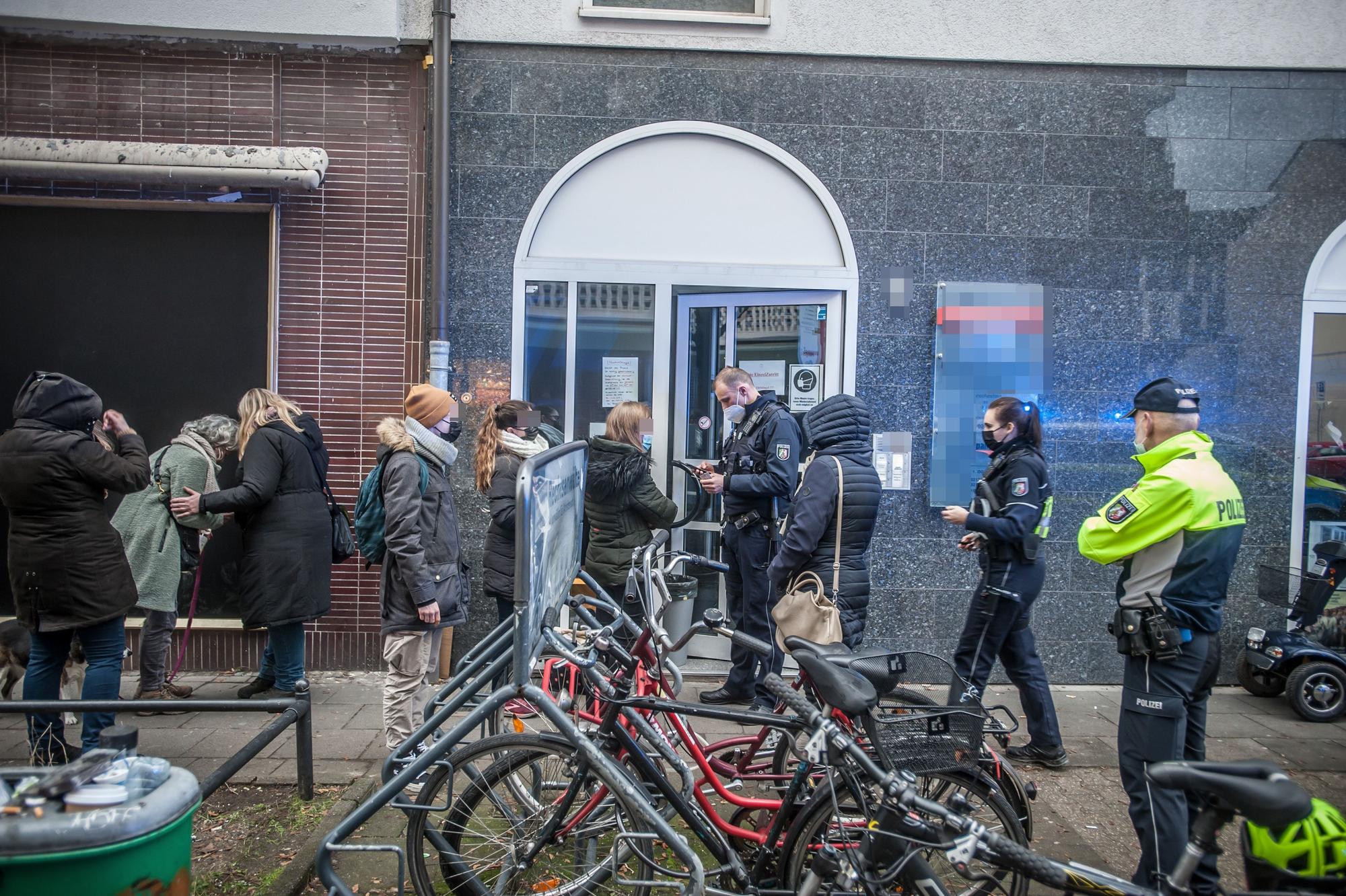 Am 3. Februar stürmte die Polizei die Praxis eines Opladener Arztes, weil er Corona-Impfgegnern falsche Atteste ausgestellt haben soll.
