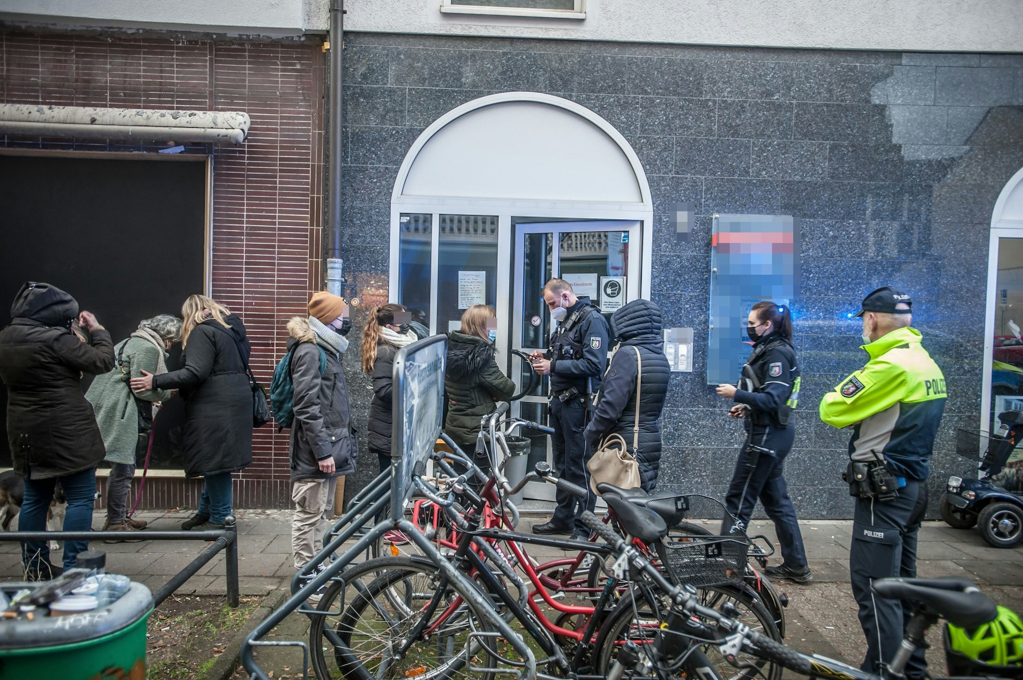 Am 3. Februar stürmte die Polizei die Praxis eines Opladener Arztes, weil er Corona-Impfgegnern falsche Atteste ausgestellt haben soll.