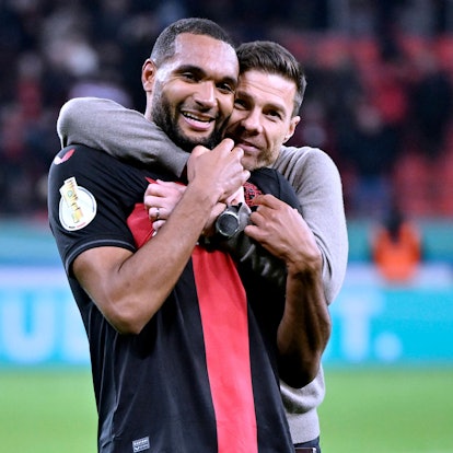 Kuscheln mit dem Torschützen: Jonathan Tah und Xabi Alonso nach dem Sieg gegen den VfB Stuttgart.