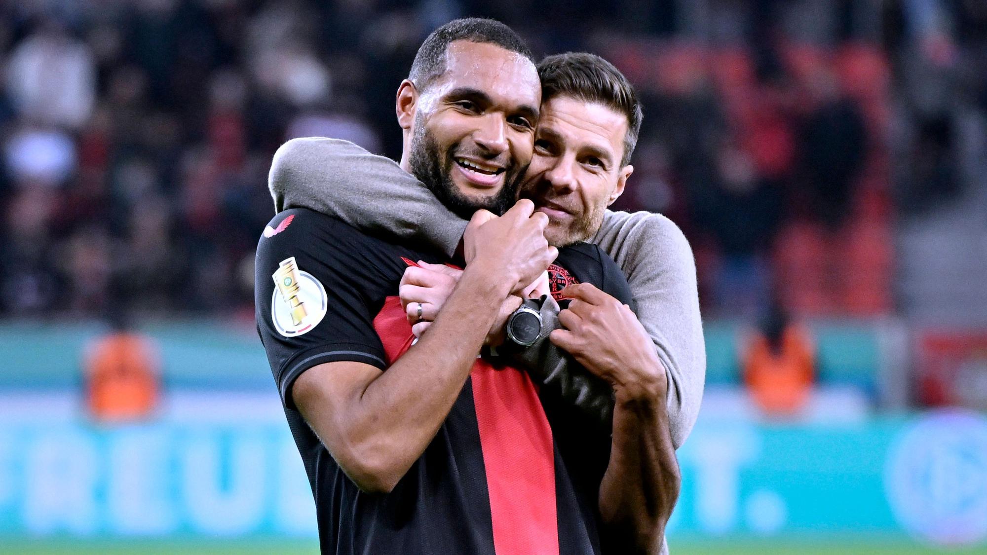 Kuscheln mit dem Torschützen: Jonathan Tah und Xabi Alonso nach dem Sieg gegen den VfB Stuttgart.