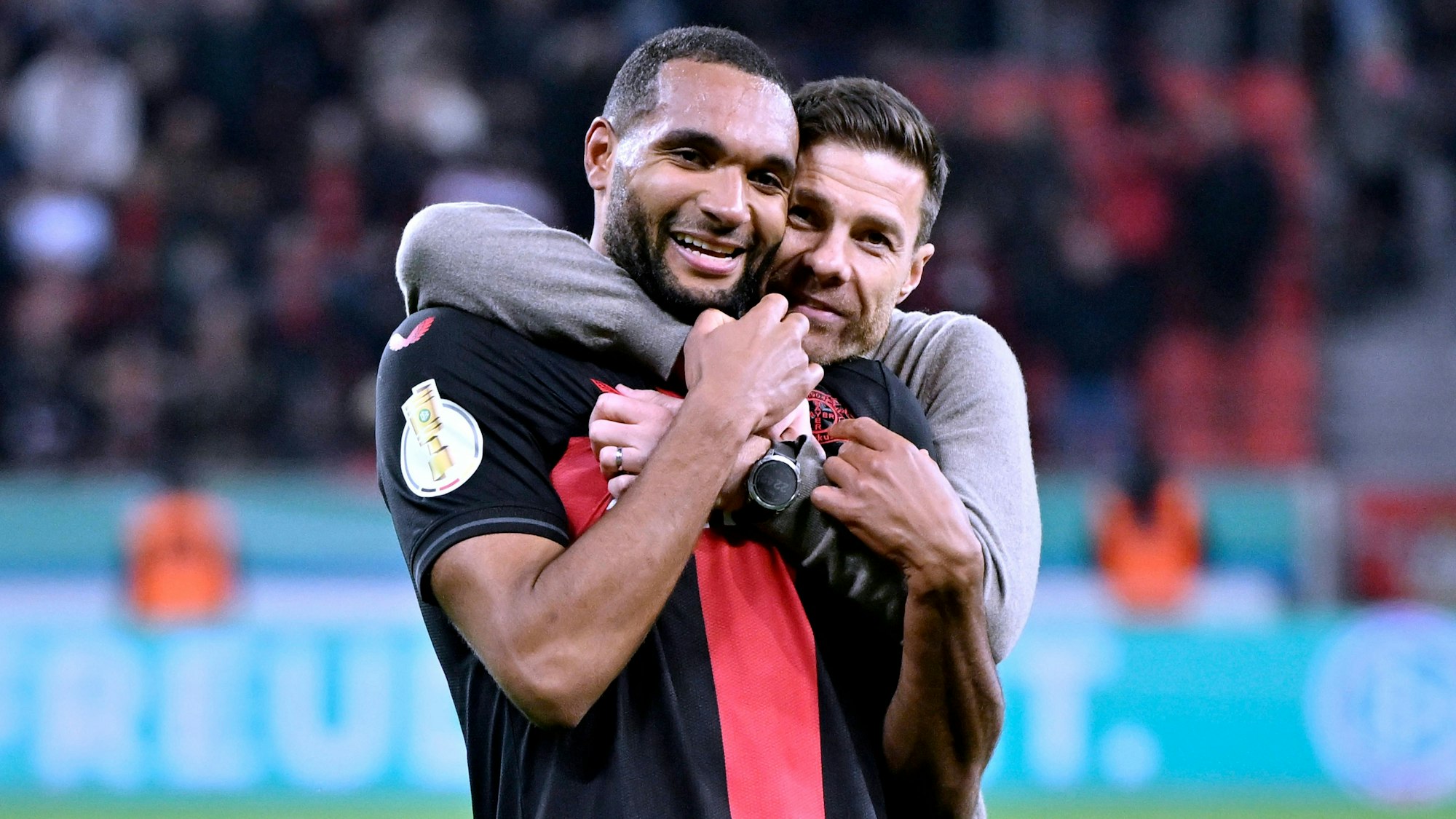 Kuscheln mit dem Torschützen: Jonathan Tah und Xabi Alonso nach dem Sieg gegen den VfB Stuttgart.