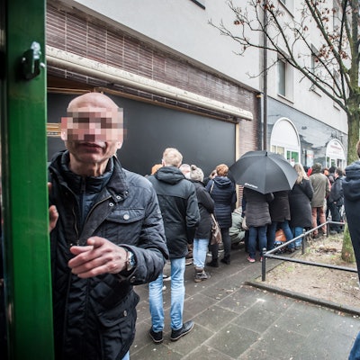 Patiententraube vorm Eingang, die sich verm. ein Attest gegen das Impfen holen.