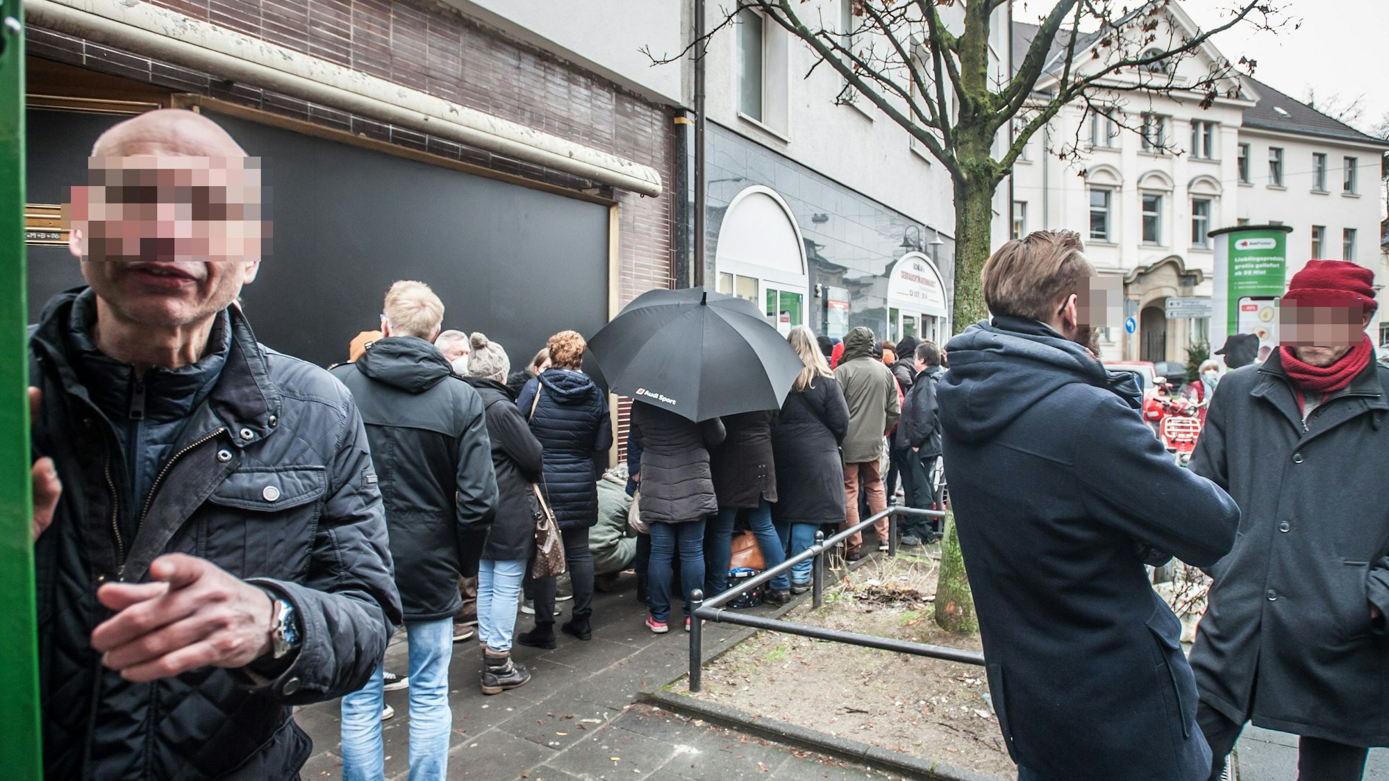 Patiententraube vorm Eingang, die sich verm. ein Attest gegen das Impfen holen.