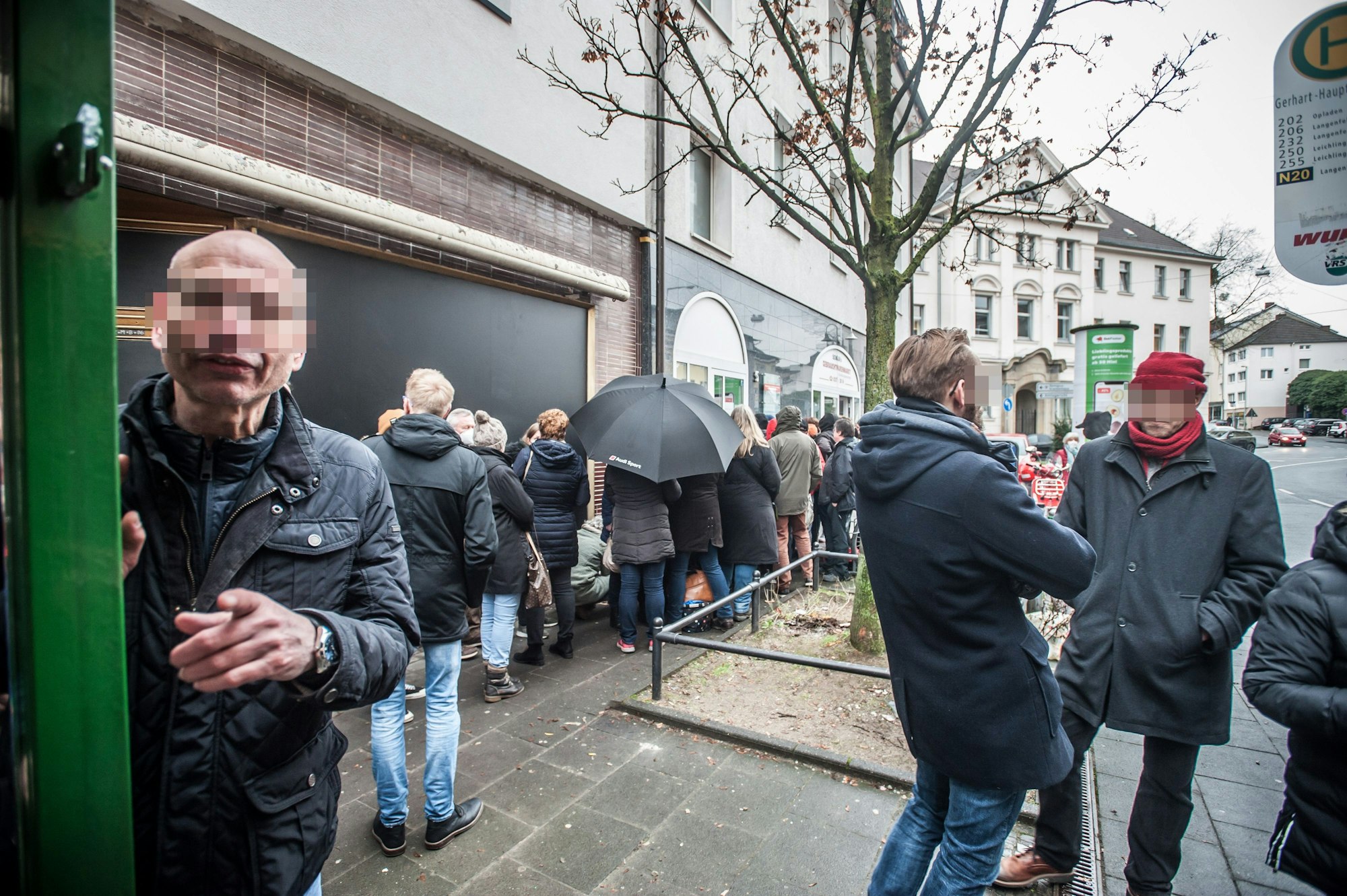 Eingangsbereich der Praxis, vor der sich am 3. Februar eine Menschentraube ansammelte.