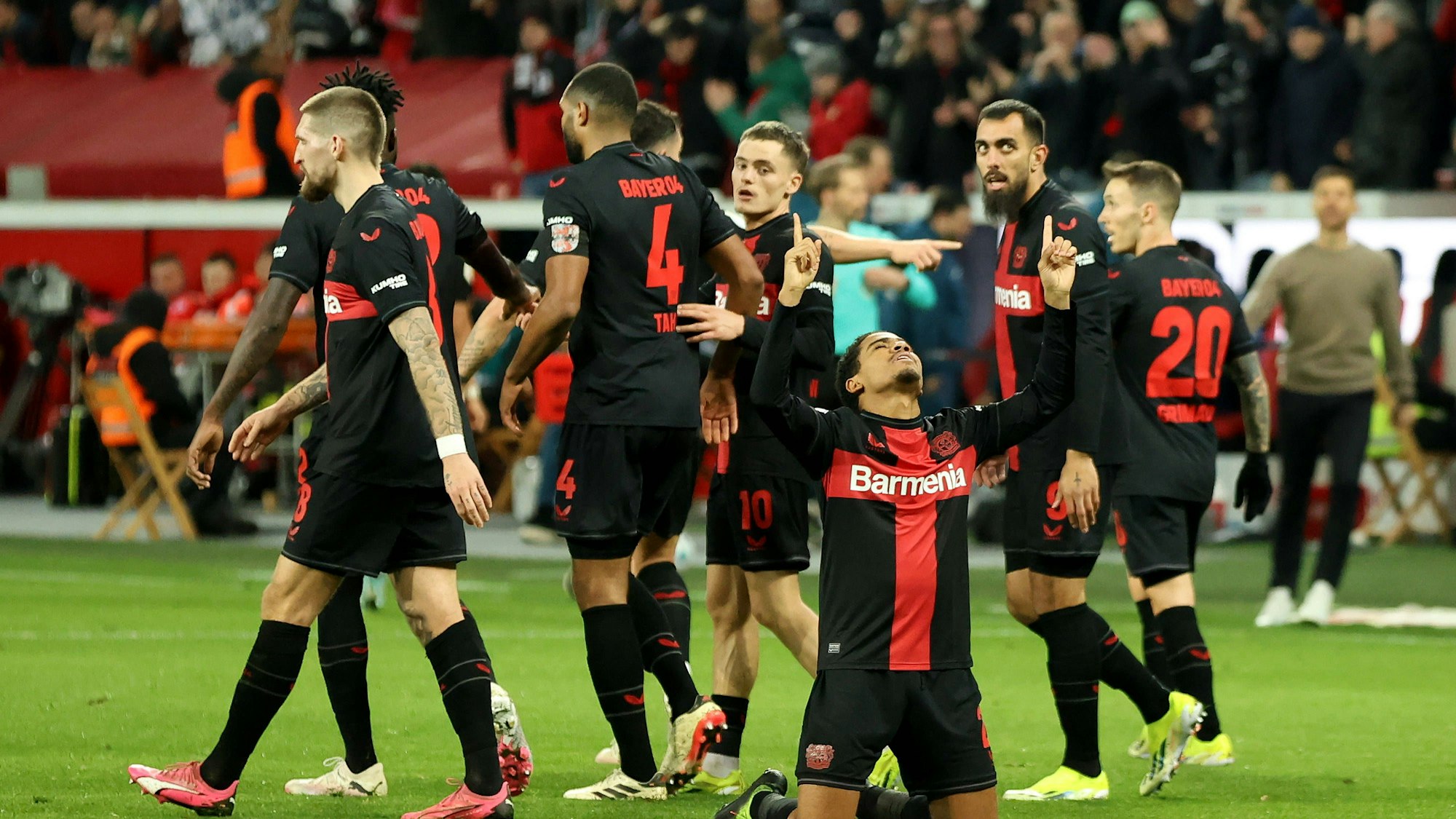 Amine Adli streckt nach seinem Tor die Hände gen Himmel