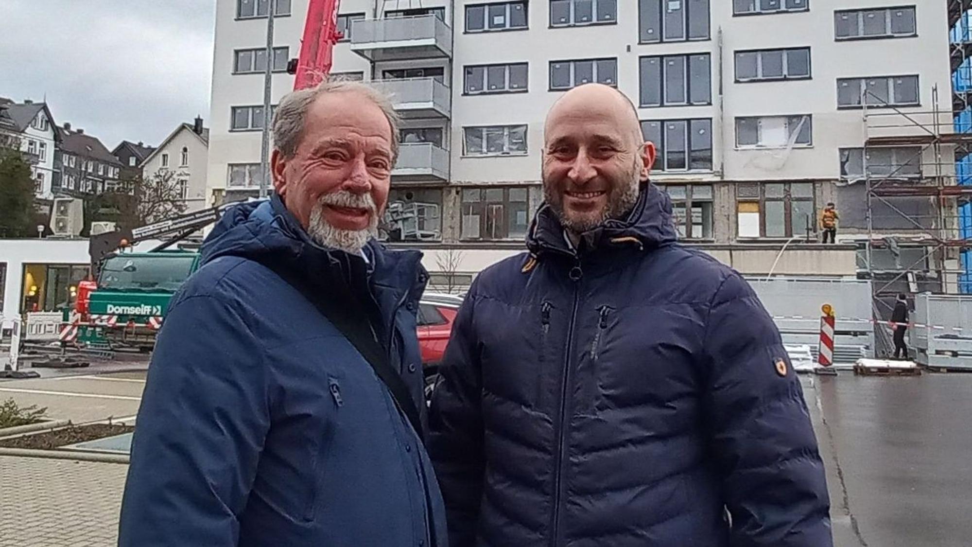 Zwei Männer im Porträt vor einem Gebäude in der Bergneustädter Ortsmitte.