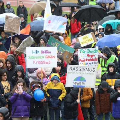 Schüler halten Plakate in den Händen.