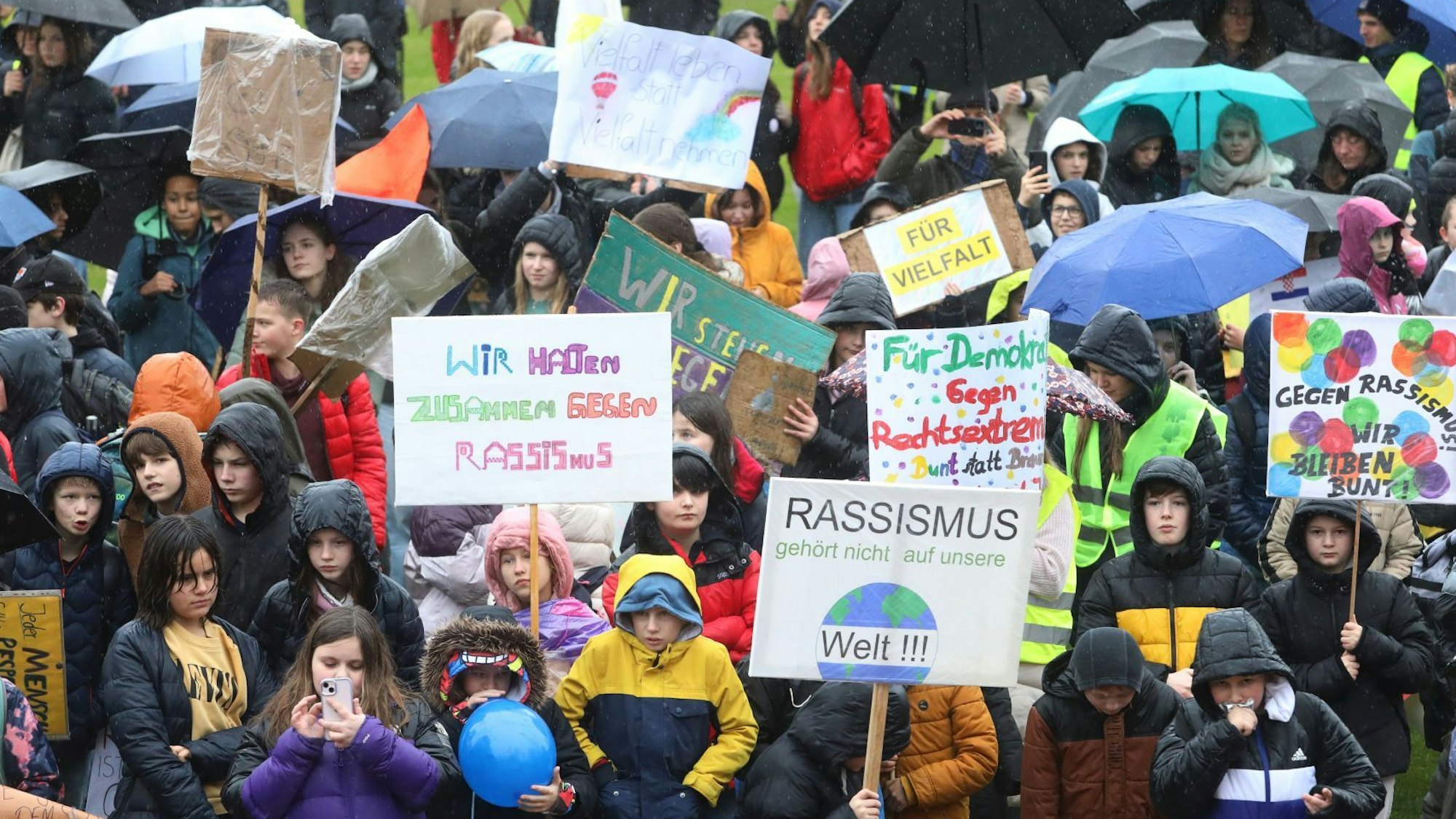 Schüler halten Plakate in den Händen.