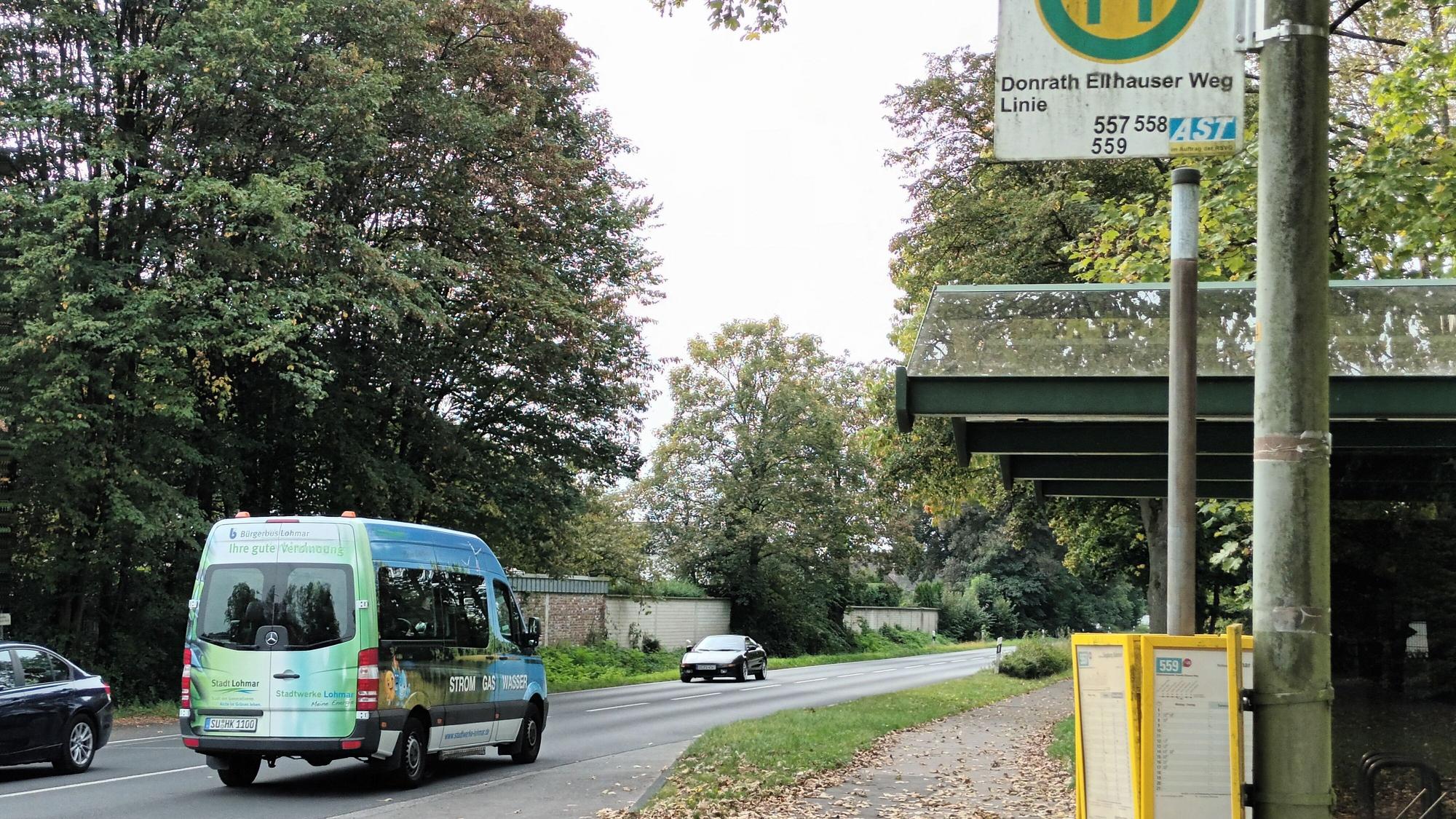 Bushaltestelle an einer breiten Straße