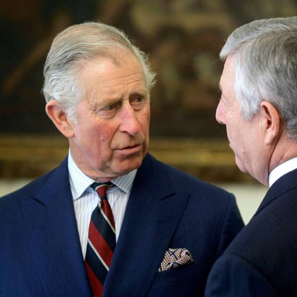 Der damalige Prinz Charles von Wales (l) spricht mit dem jugoslawischen Kronprinzen Alexander II. Karadjordjevic.