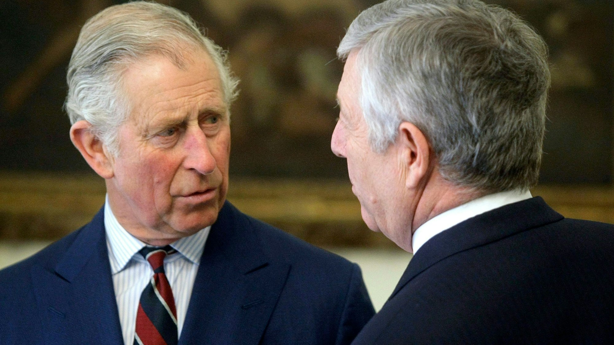 Der damalige Prinz Charles von Wales (l) spricht mit dem jugoslawischen Kronprinzen Alexander II. Karadjordjevic.