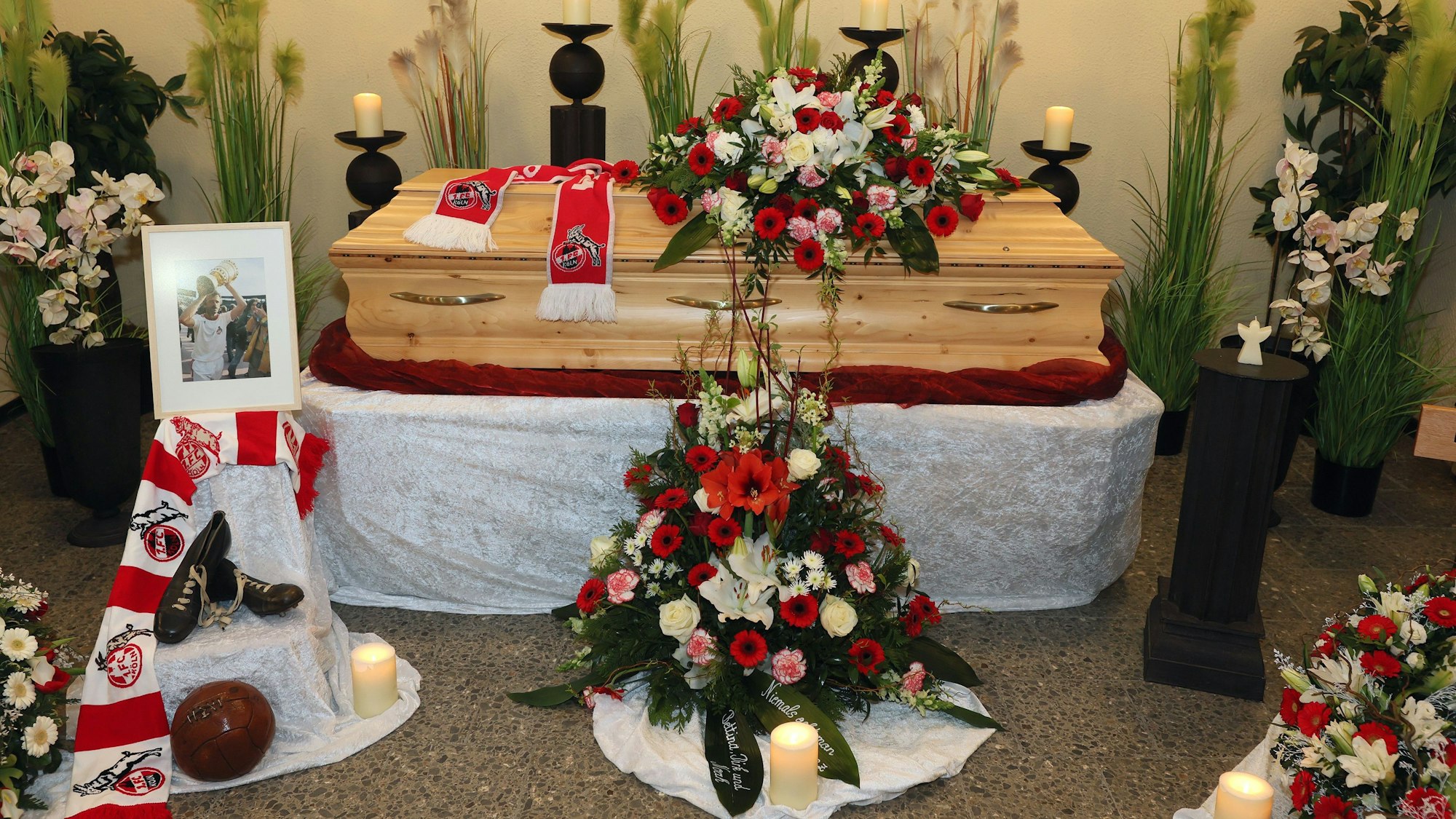 Seine alten Fußballschuhe, ein Lederball, FC-Schals und Blumengedecke am Sarg von Heinz Simmet. Die Vereinslegende wurde am Mittwoch beigesetzt.