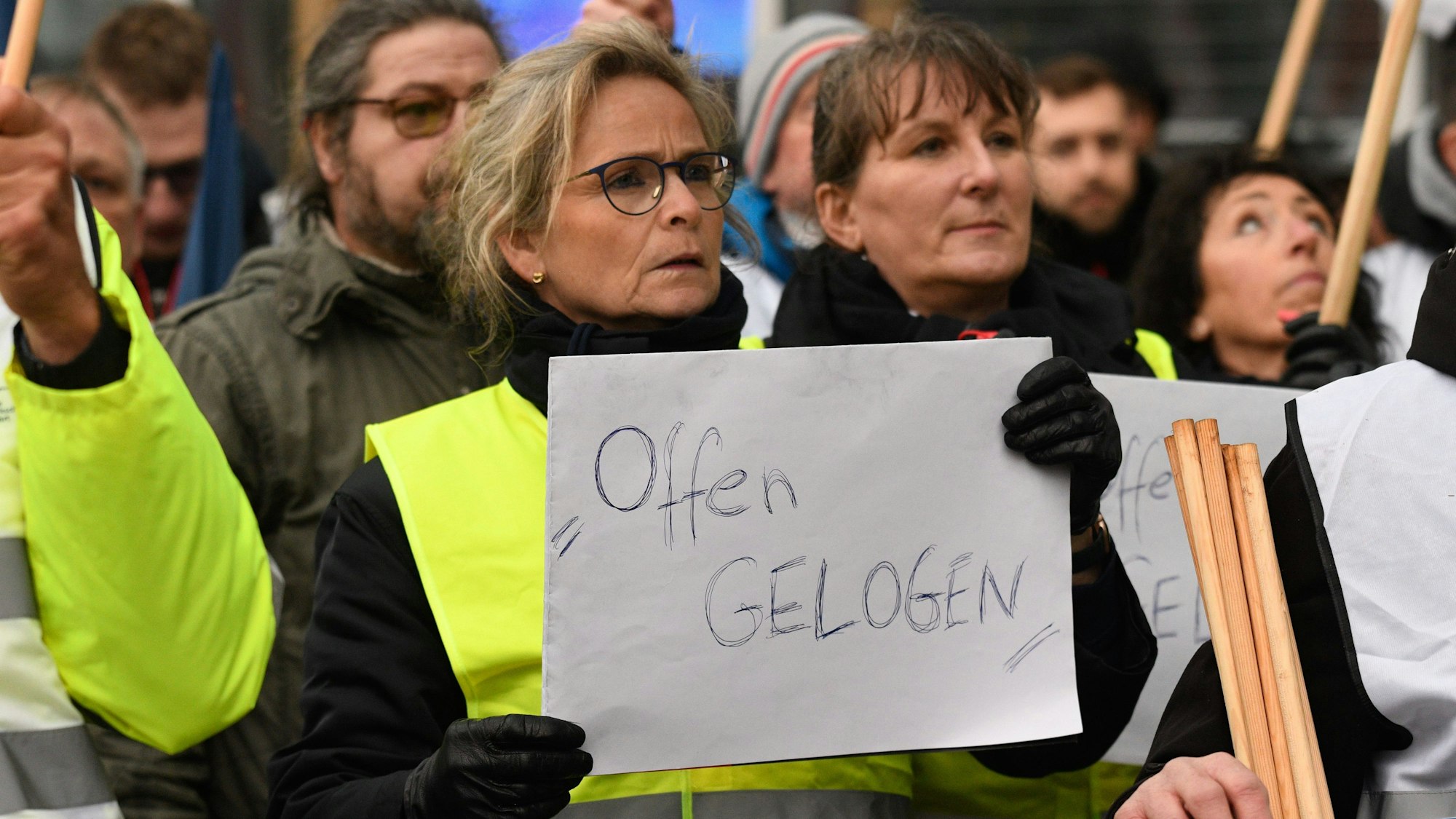 Teilnehmer einer Kundgebung beteiligen sich an einer Verdi-Demonstration.