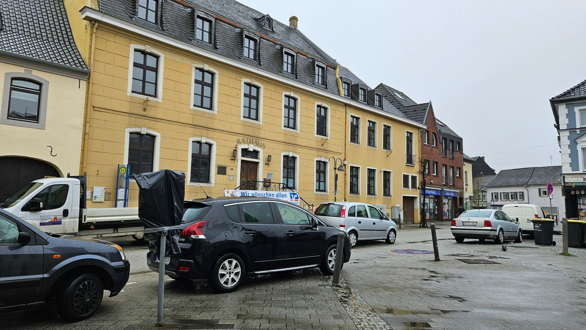 Das alte Rathaus in Bedburg am Marktplatz soll stehen bleiben.