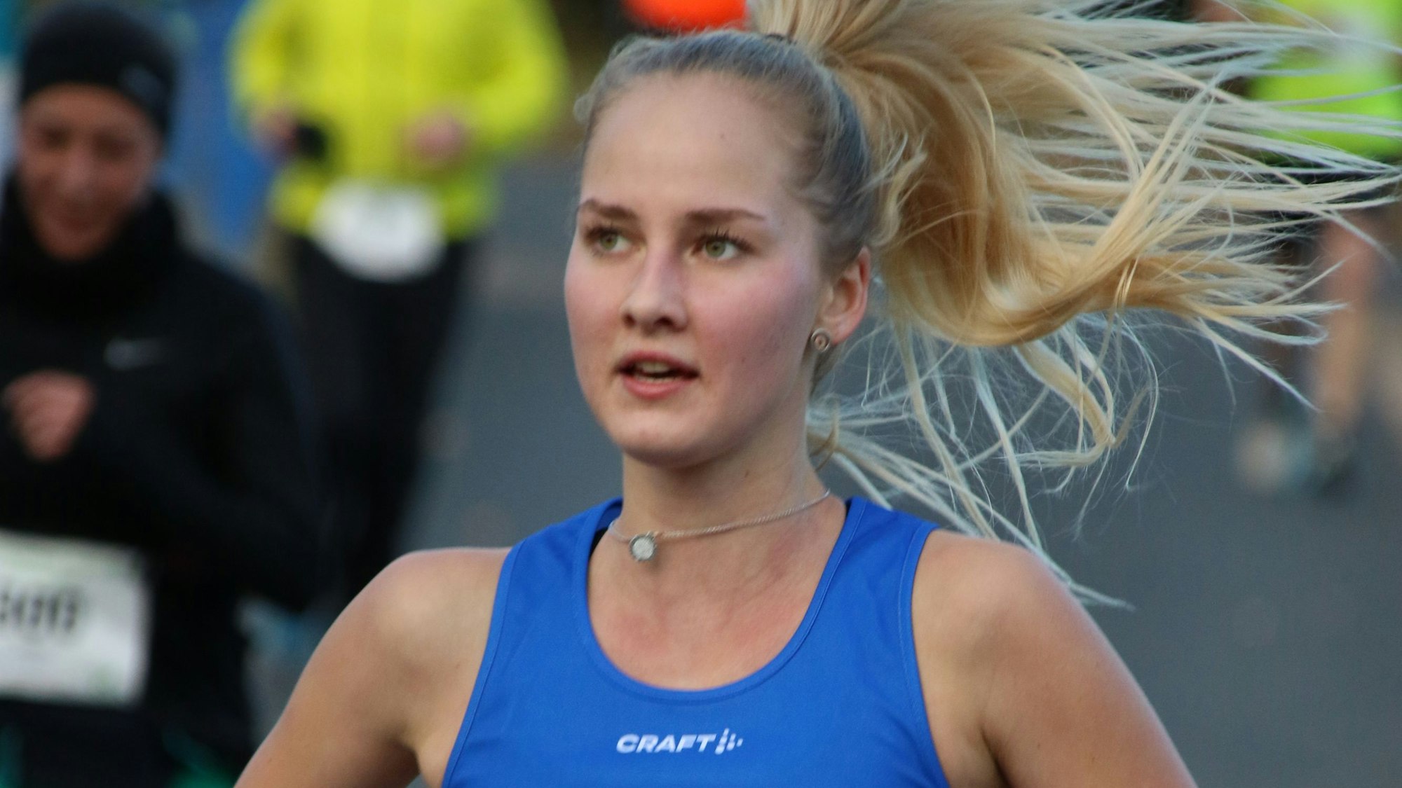 Das Bild zeigt Läuferin Sonja Vernikov beim Silvesterlauf an der Steinbachtalsperre.