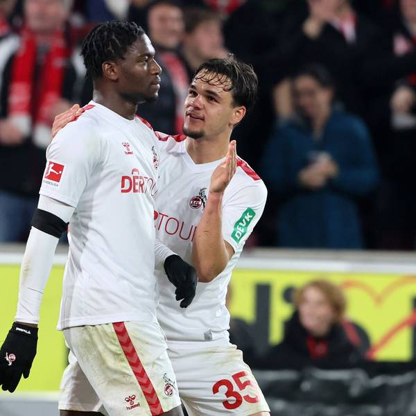 Kölns Talent Max Finkgräfe (r.) feiert mit Torschütze Faride Alidou das 1:0 gegen Frankfurt.
