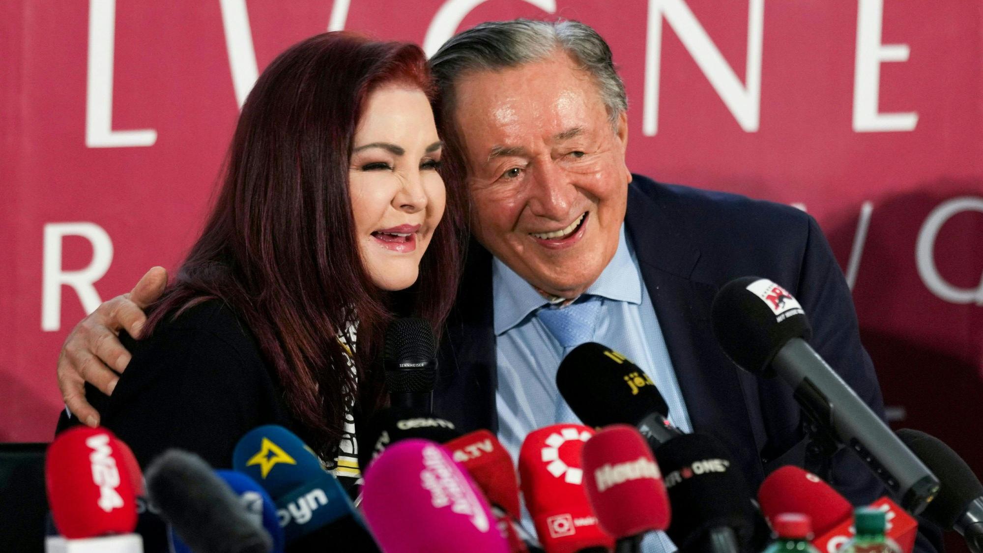 Richard Lugner (r) und sein Opernball-Gast Priscilla Presley lachen bei einer Pressekonferenz vor dem 66. Wiener Opernpall.
