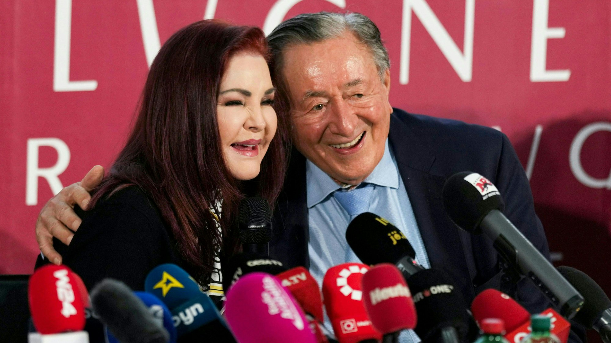 Richard Lugner (r) und sein Opernball-Gast Priscilla Presley lachen bei einer Pressekonferenz vor dem 66. Wiener Opernpall.