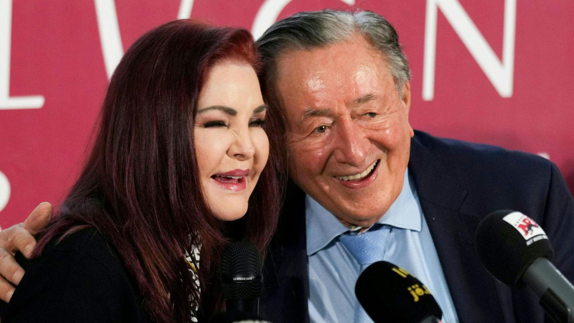 Richard Lugner und sein Opernball-Gast, die Schauspielerin Priscilla Presley, lächeln bei einer Pressekonferenz vor dem 66. Wiener Opernball im Februar.