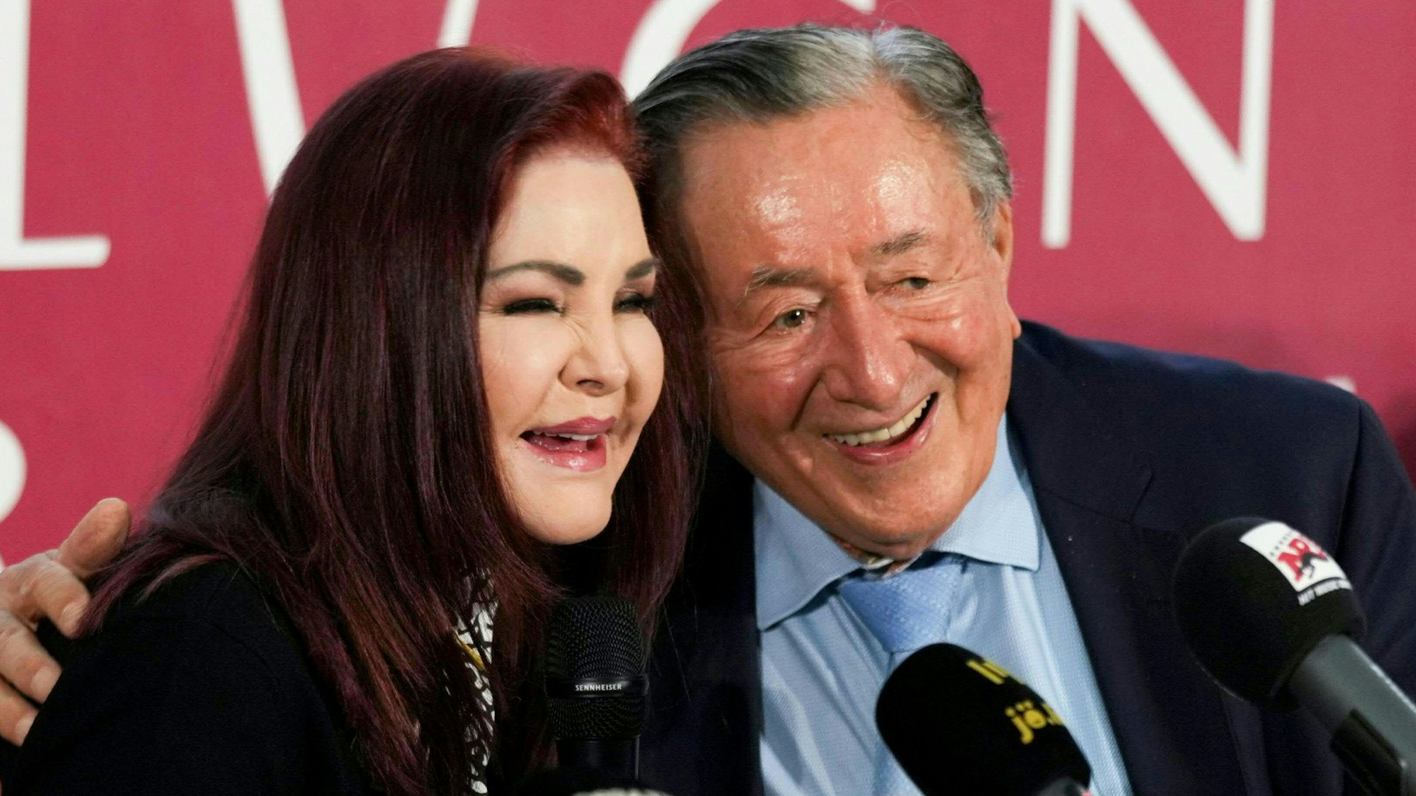 Richard Lugner und sein Opernball-Gast, die Schauspielerin Priscilla Presley, lächeln bei einer Pressekonferenz vor dem 66. Wiener Opernball im Februar.