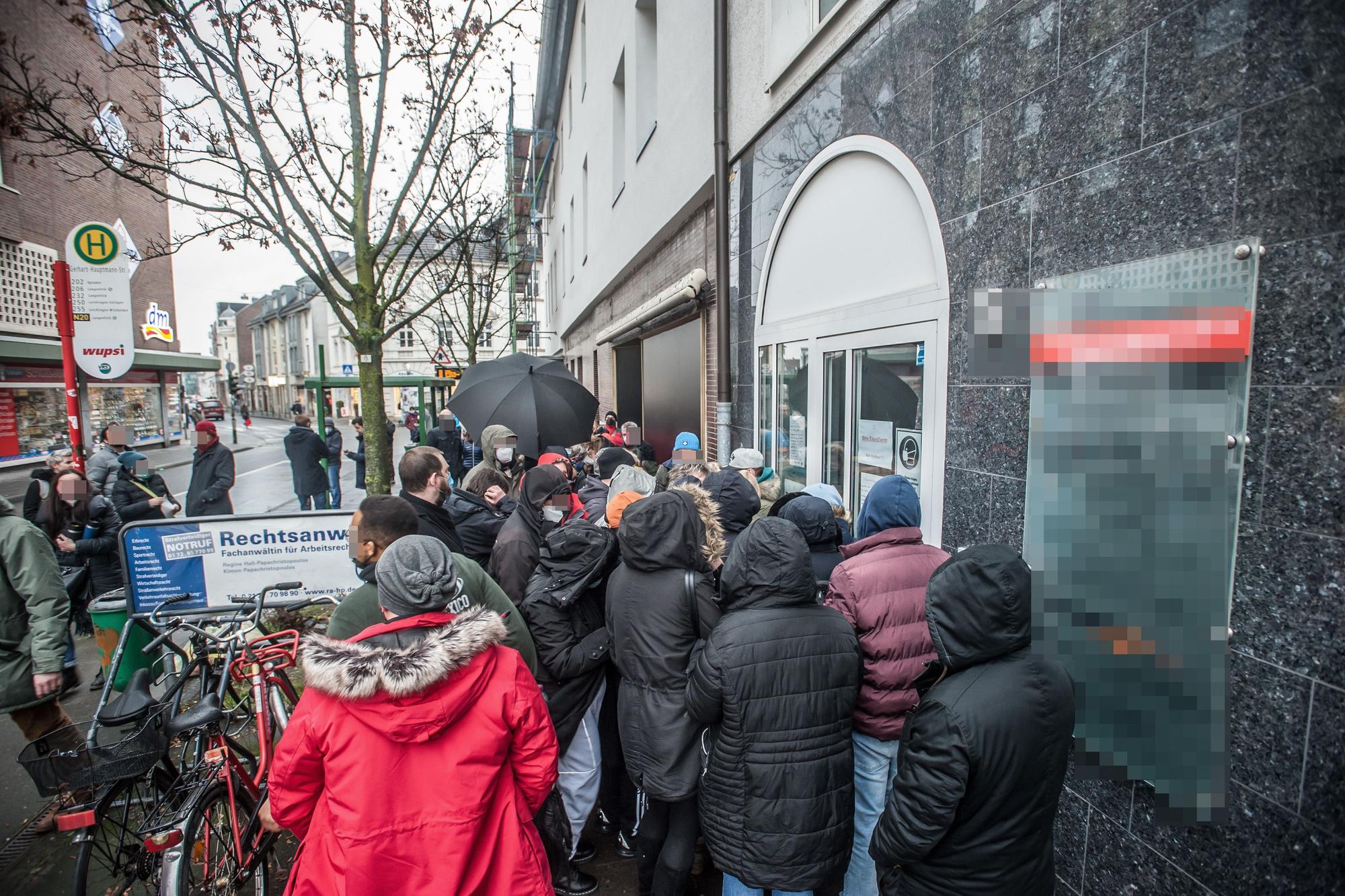 Eingangsbereich der Praxis, vor der sich am 3. Februar eine Menschentraube ansammelte.