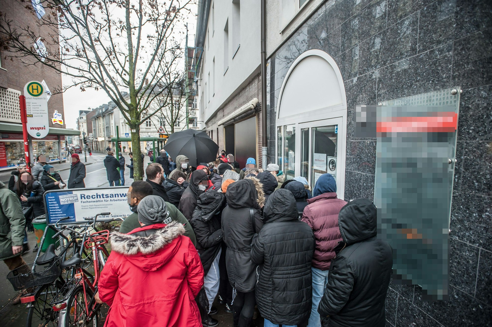 Eingangsbereich der Praxis, vor der sich am 3. Februar eine Menschentraube ansammelte.