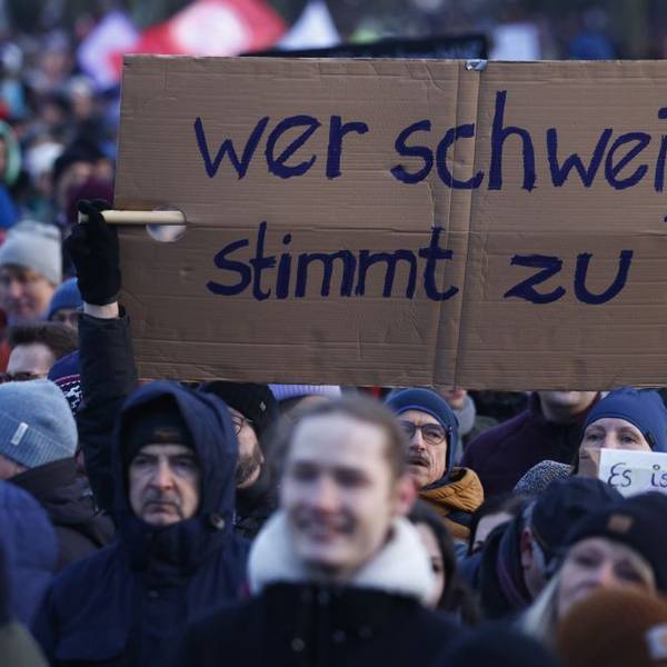 Menschen halten ein Schild in die Höhe bei einer Demo gegen Rechtsextremismus in Berlin.