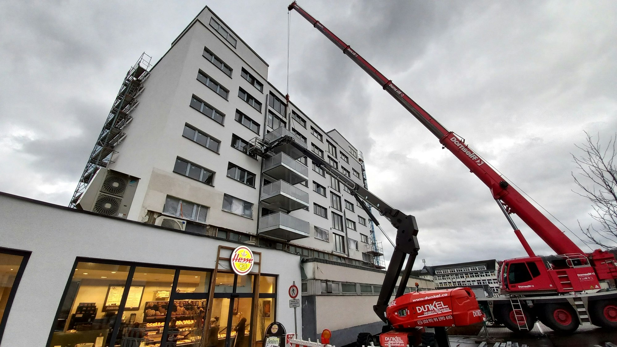 Ein Kran hebt ein Gewicht.