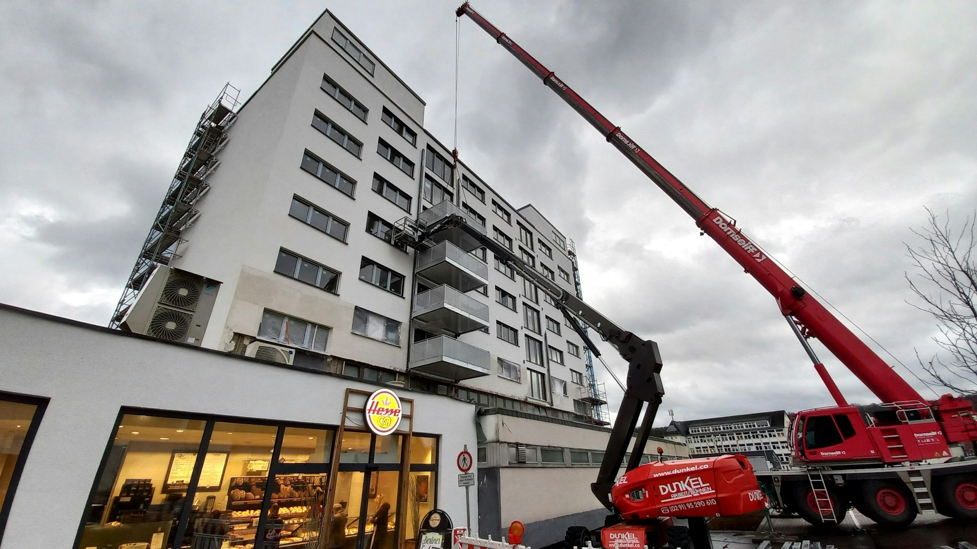 Ein Kran hebt ein Gewicht.