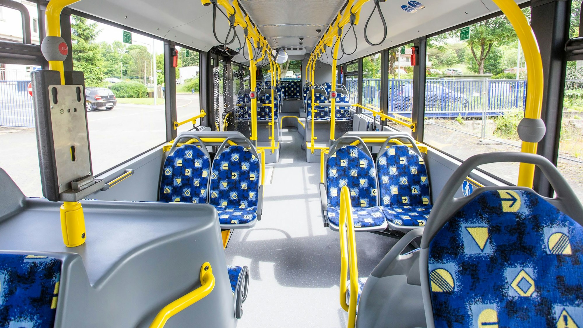 Blick in einen leeren Ovag-Bus.