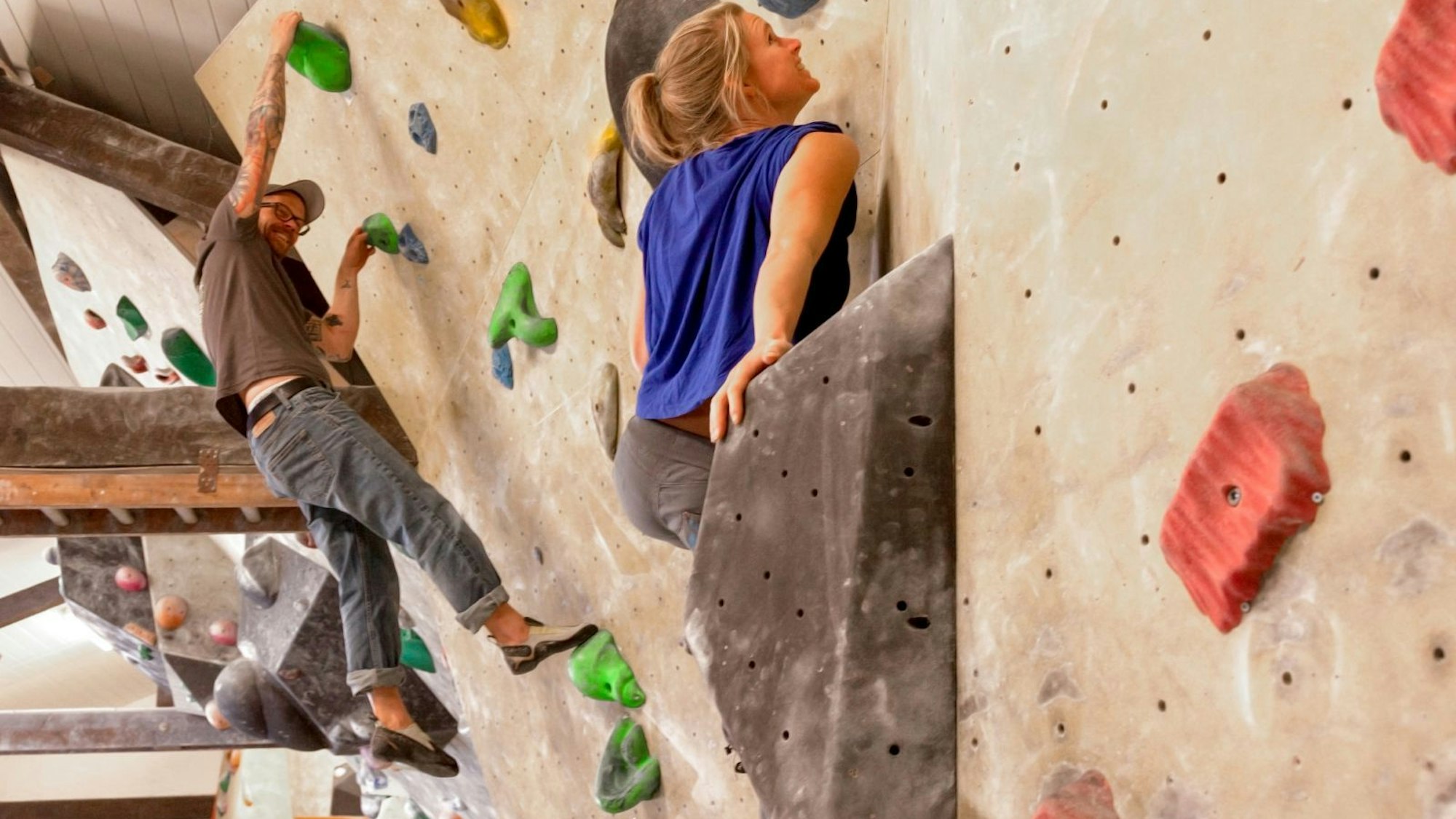 Bouldern in der Kölner Südstadt: Eine Kletterwand mit zwei Kletternden.
