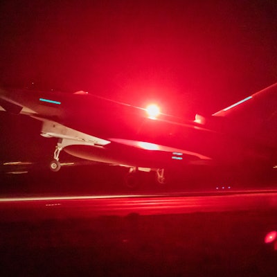 Ein Eurofighter Typhoon der British Royal Air Force beim Start auf einem Luftwaffen-Stützpunkt. Dabei ist ein rotes Warnlicht angeschaltet. (Archivbild)