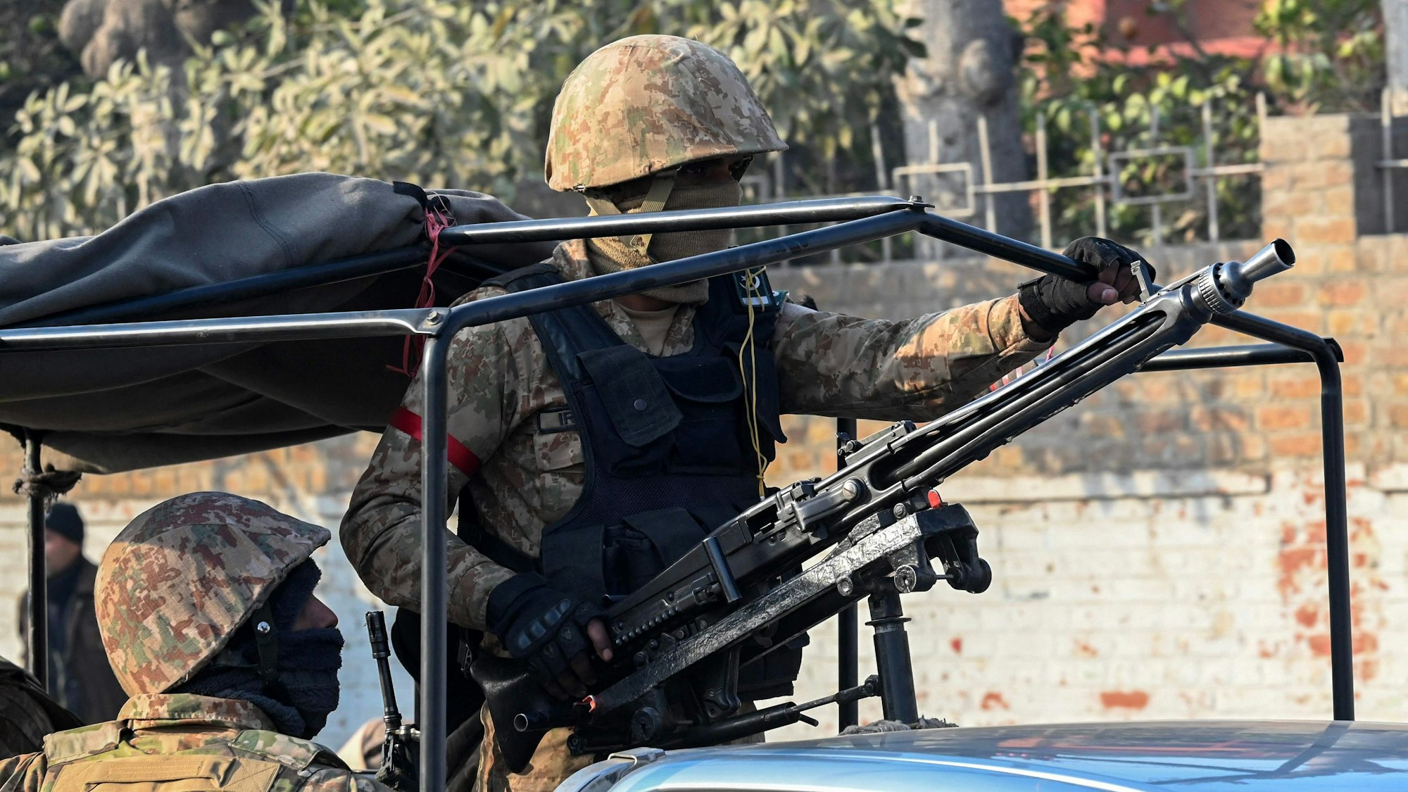 Soldaten der pakistanischen Armee patrouillieren auf einer Straße in Peshawar.
