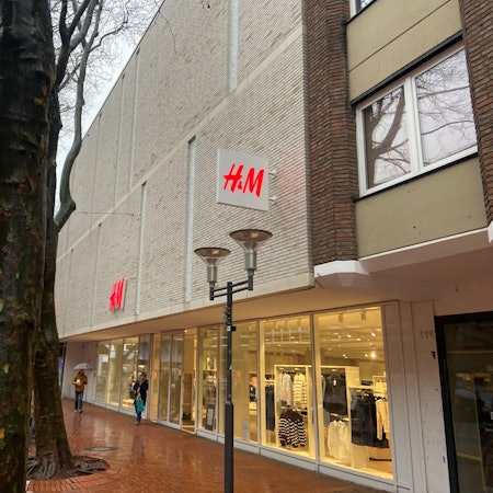 H&M-Filiale in der Fußgängerzone in Frechen von außen