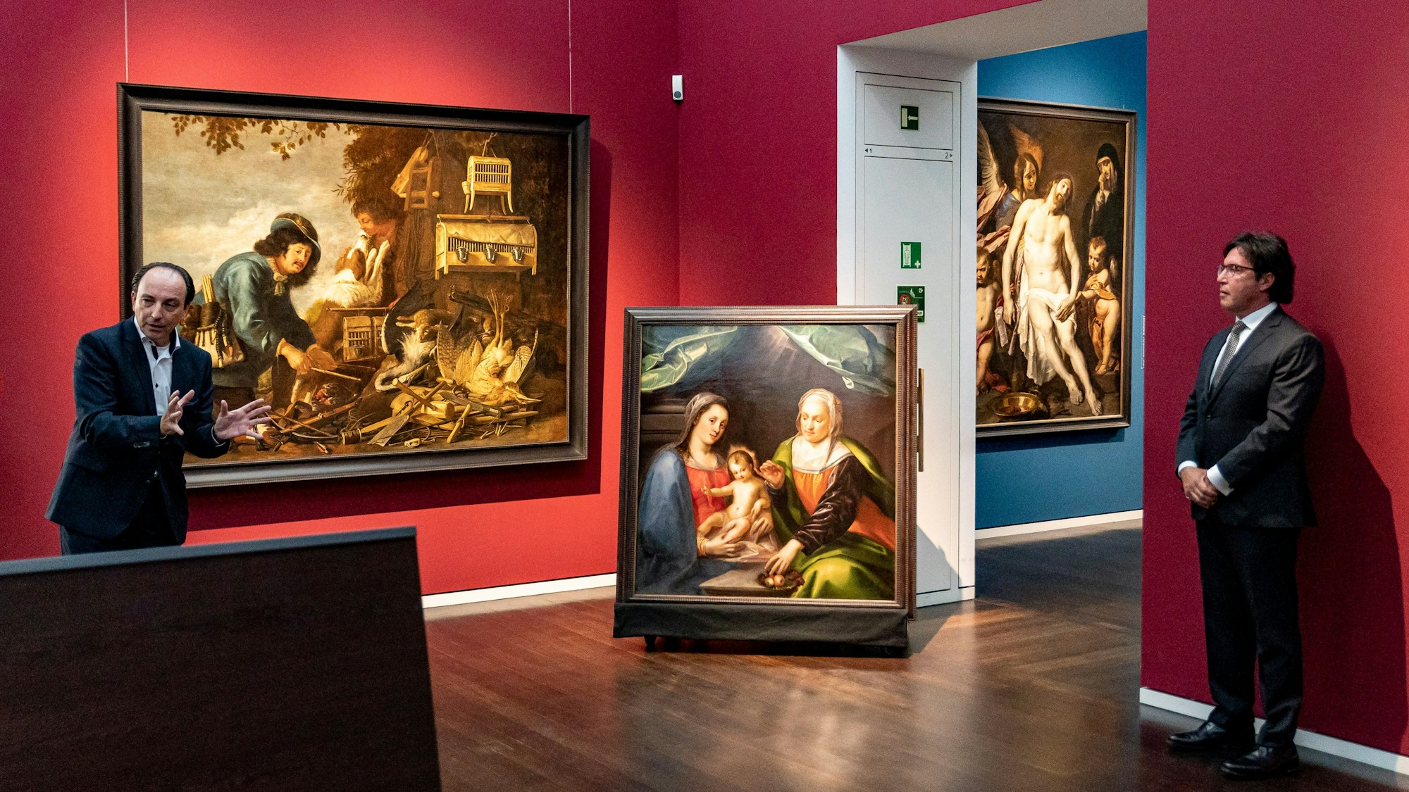 Dienstag 08.09.2020 Köln 
FREUNDE erwerben zwei Barockgemälde für das Wallraf-Richartz-Museum. Beide Gemälde wurden in Kunstauktionen ersteigert. Dieses Kaufvorgehen ist normalerweise für ein Museum unüblich. Bei den beiden Kunstwerken handelt es sich um ein Jagdstillleben von Christiaen van Couwenbergh (1645), und die Heilige Anna Selbdritt von Gortzius Geldorps (1604).
FREUNDE Wallraf das Museum WRM Bild Gemälde Kunstwerk Kunst Barock Barocksammlung Gebäude Innenansicht.
v.l.n.r.: Marcus Dekiert und Frank Zurlino.
Aufgenommen am: 08.09.2020
Foto: Alexander Roll (Staff)