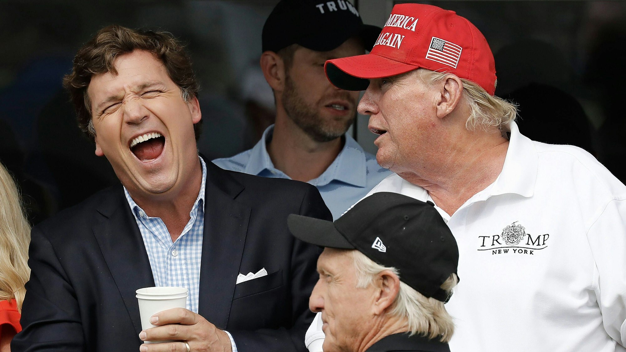 Tucker Carlson zusammen mit Ex-US-Präsident Donald Trump. Der rechte Moderator gilt als Unterstützer Trumps. (Archivbild)
