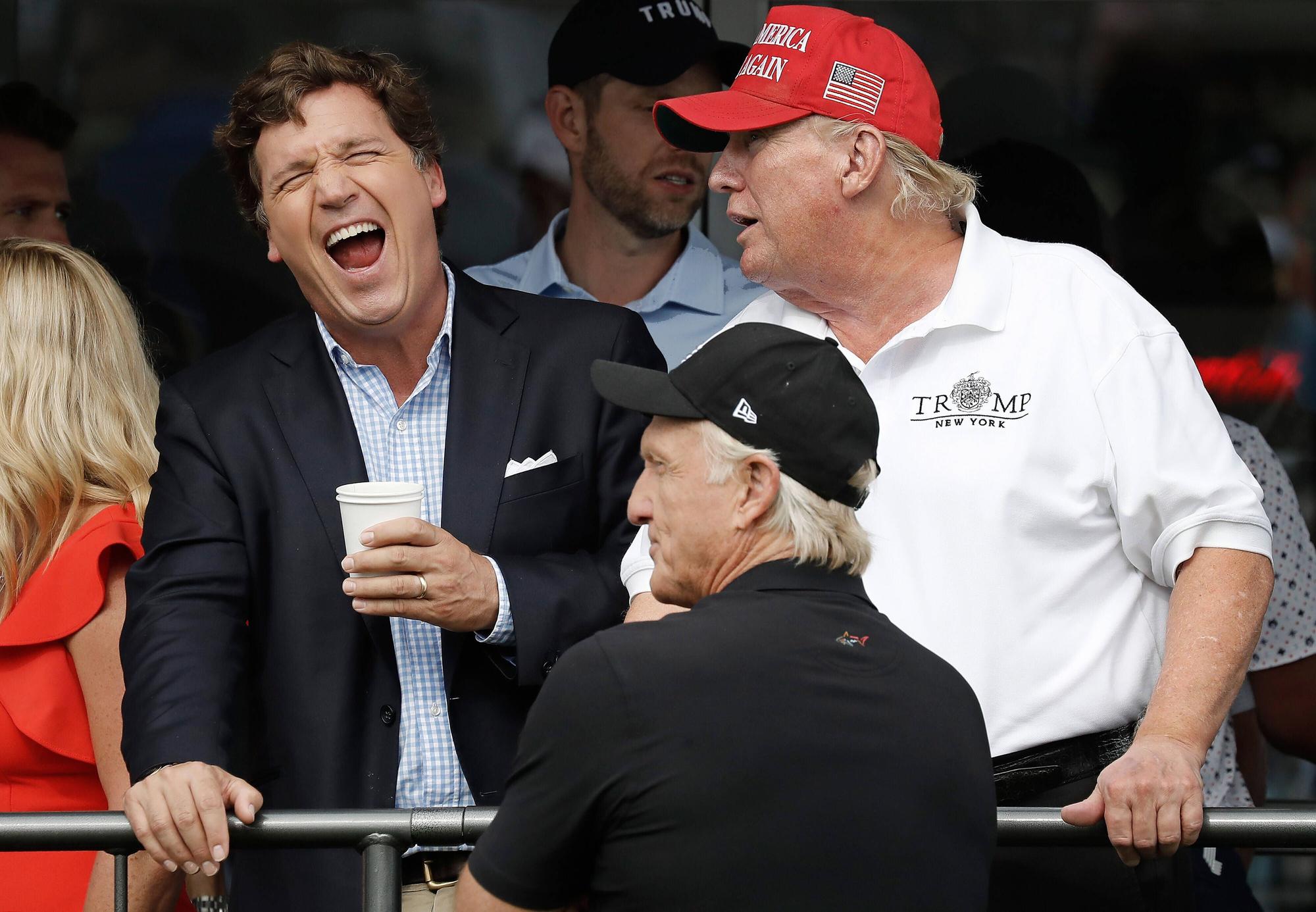 Fox TV host Tucker Carlson, left, laughs as he speaks with Former President Donald J. Trump at LIV Golf Bedminster invitational, part of the new LIV Golf Invitational Series, at the Trump National Golf Club on Sunday, July, 31 2022 in Bedminster, New Jersey.. PUBLICATIONxINxGERxSUIxAUTxHUNxONLY NYP202207311021 PETERxFOLEY
